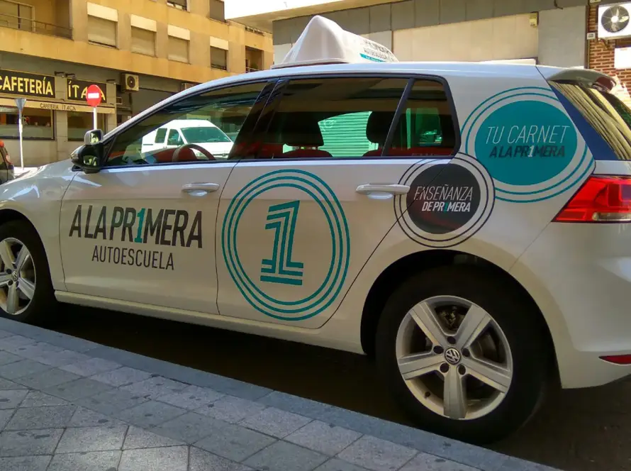 Coche autoescuela a la primera