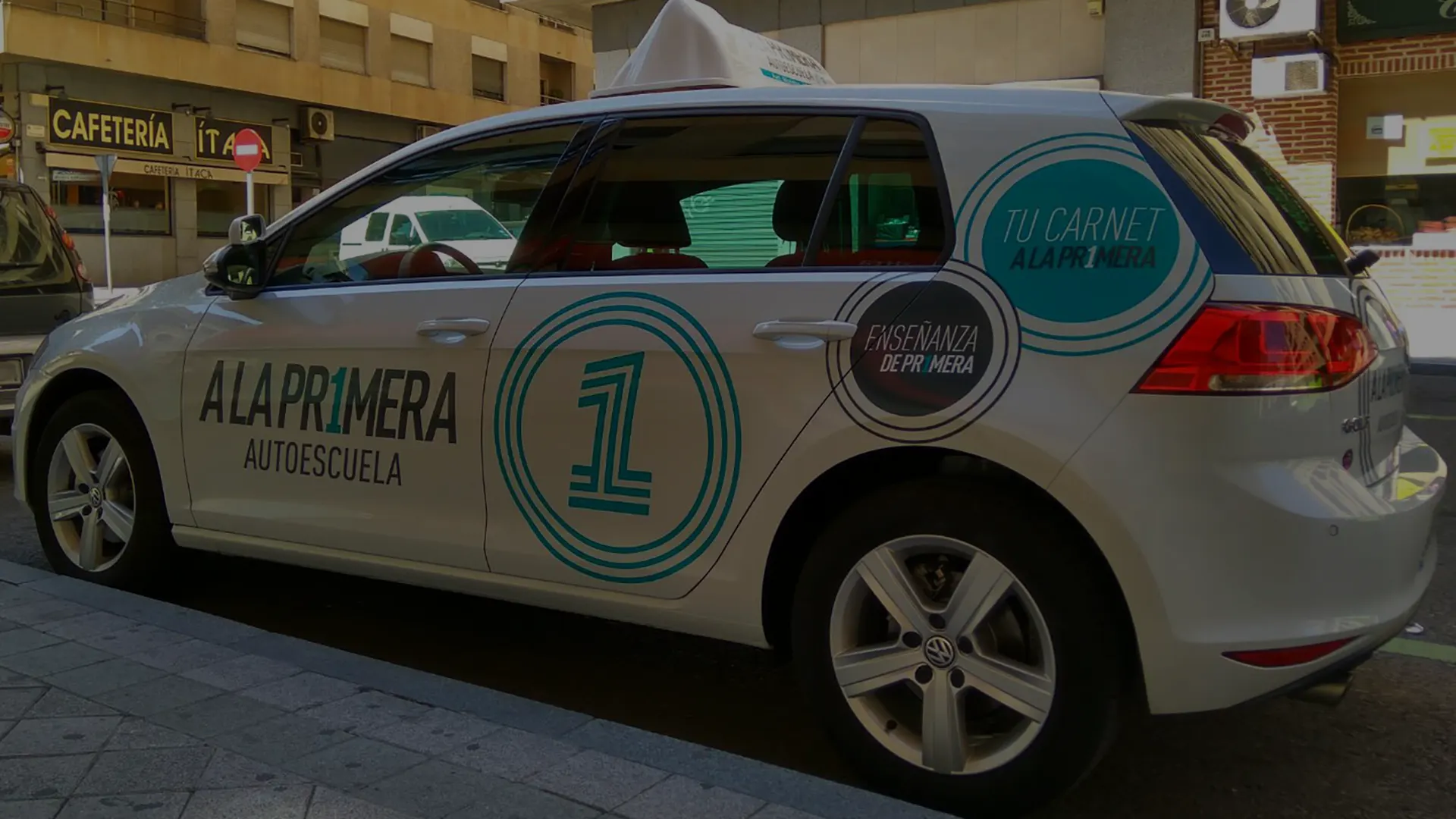 Coche autoescuela a la primera