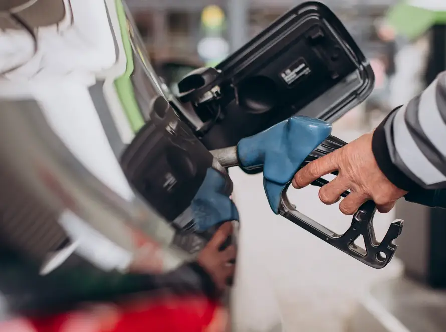 Coche repostando en gasolinera