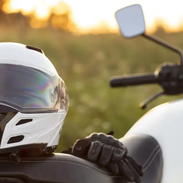Moto con casco y guantes, permiso A2